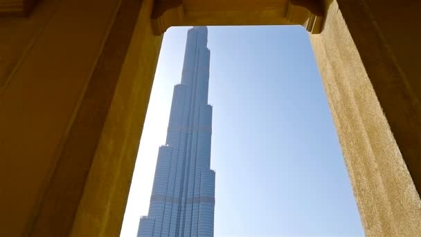 Ντουμπάι, Ηνωμένα Αραβικά Εμιράτα - 4 Μαΐου 2017: θέα στον ουρανοξύστη Burj Khalifa στο Ντουμπάι, Ηνωμένα Αραβικά Εμιράτα, το ψηλότερο κτίριο στον κόσμο από την αγορά Souk Al Bahar γέφυρα — Αρχείο Βίντεο