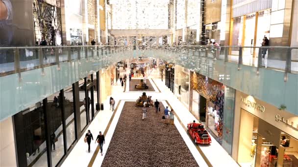 DUBAI, EMIRATOS ÁRABES UNIDOS - 4 de mayo de 2017: Vista interior del zoco Madinat Dubai, Emiratos Árabes Unidos. Gente compras turísticas . — Vídeos de Stock