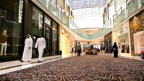 DUBAI, EMIRATOS ÁRABES UNIDOS - 4 de mayo de 2017: Vista interior del zoco Madinat Dubai, Emiratos Árabes Unidos. Gente compras turísticas . — Vídeos de Stock