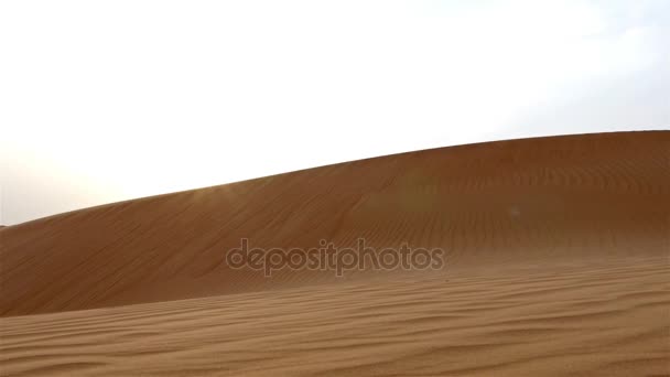 Pintorescas dunas de arena en el desierto árabe cerca de Dubai, Emiratos Árabes Unidos — Vídeo de stock