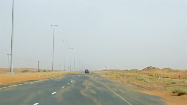 Vehículo terrestre todoterreno 4x4 que lleva a los turistas a un safari de golpeo de dunas en el desierto en Dubai, Emiratos Árabes Unidos — Vídeo de stock