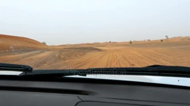 4 x 4 off road kara taşıtı turist çöl kumul şiddetle vurmak içinde Dubai, BAE safari taking