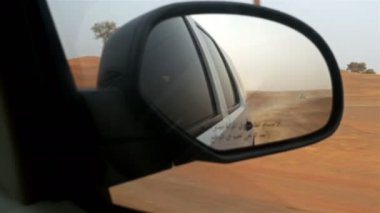 4 x 4 off road kara taşıtı turist çöl kumul şiddetle vurmak içinde Dubai, BAE safari taking