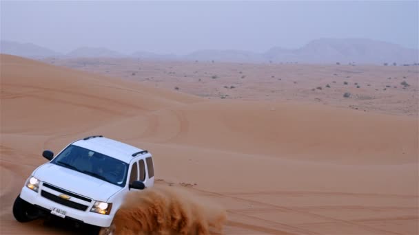 Dubaj, Spojené arabské emiráty - Květen 4, 2017:4 x 4 terénní land s turisty na pouštní Duna napadání safari v Dubaji, Spojené arabské emiráty — Stock video