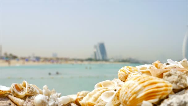 迪拜，阿拉伯联合酋长国-2017 年 5 月 5 日： Burj al 阿拉伯开放海滩和标志性阿拉伯塔酒店，最标志性的迪拜，阿拉伯联合酋长国 — 图库视频影像