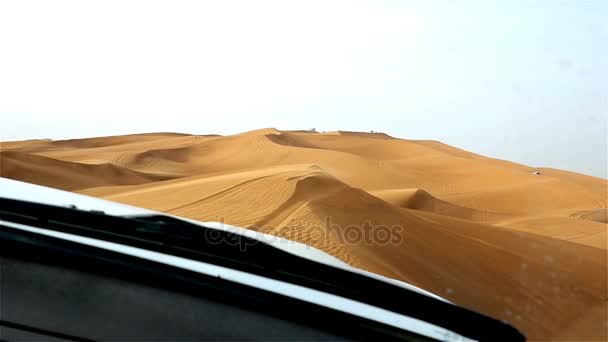4x4 off road land vehicle taking tourists on desert dune bashing safari in Dubai, Emirados Árabes Unidos — Vídeo de Stock