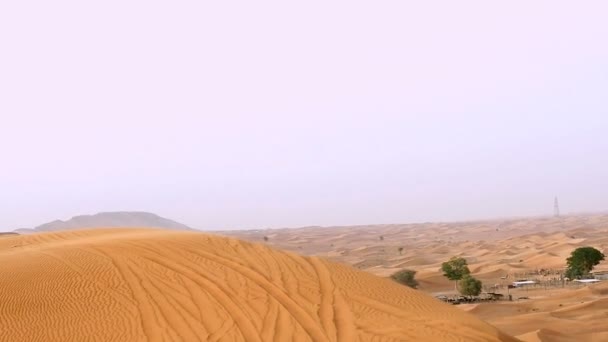 砂漠の砂丘のドバイ、アラブ首長国連邦でのサファリをバッシングで観光客を取って道路土地車両を 4 × 4 — ストック動画