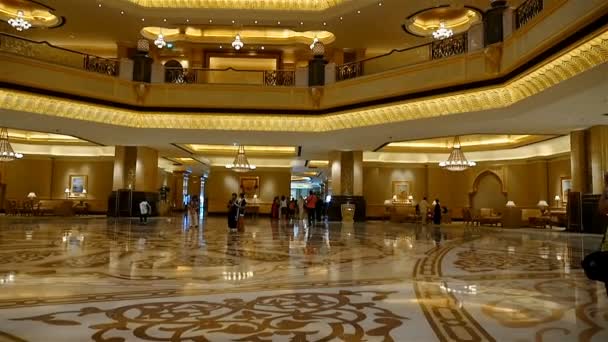 ABU DHABI, EMIRADOS ARAB UNIDOS - 4 de maio de 2017: Lobby do Emirates Palace, um dos hotéis mais caros e luxuosos do Oriente Médio, em Abu Dhabi — Vídeo de Stock