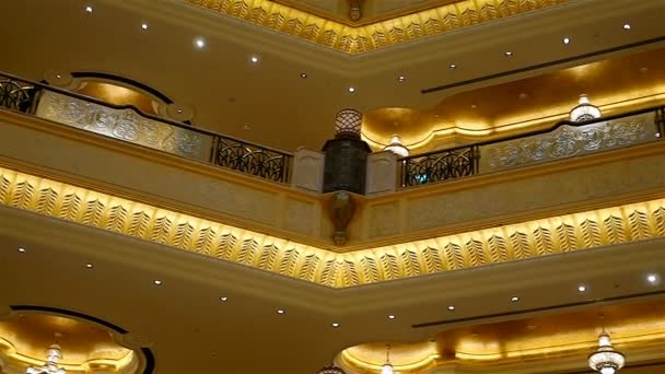 Abu Dhabi, Spojené arabské emiráty - 4. května 2017: Lobby Emirates Palace, jeden z drahých a luxusních hotelů na Blízkém východě, v Abú Dhabí — Stock video