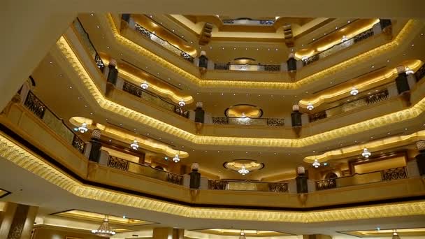 ABU DHABI, EMIRATOS ÁRABES UNIDOS - 4 de mayo de 2017: Lobby del Emirates Palace, uno de los hoteles más caros y lujosos de Oriente Medio, en Abu Dhabi — Vídeo de stock