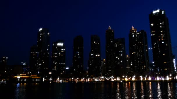 Vista nocturna de las fuentes de baile frente al Burj Khalifa y el centro comercial Dubai — Vídeo de stock