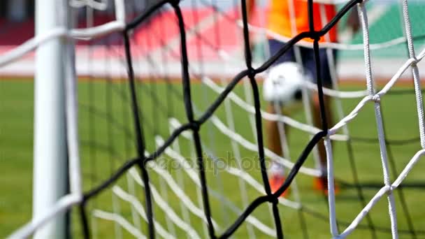 Entrenamiento de futbolista, red de fútbol al frente, 4k — Vídeos de Stock