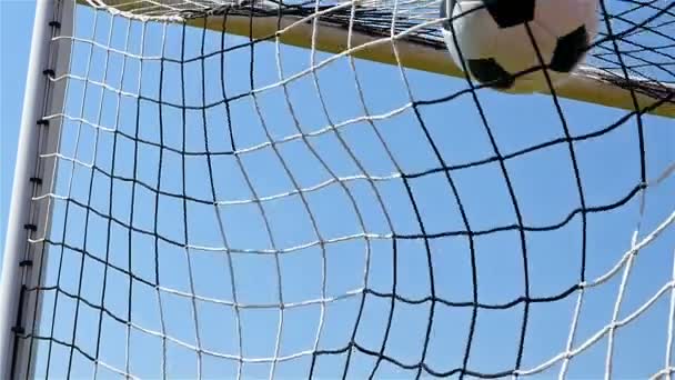 サッカー サッカー ボール ゴールのネットのスローモーション — ストック動画