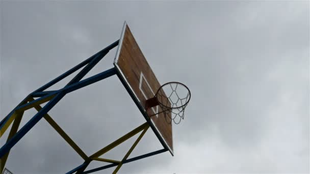 Low Angle Time Lapse Basketball Hoop Moving Clouds Blue Sky — Stock Video