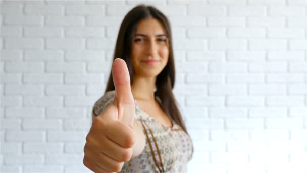 Atractiva Joven Mujer Mostrando Los Pulgares Hacia Arriba Sonriendo — Vídeos de Stock