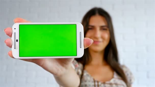 Jovem Atraente Mostrando Telefone Inteligente Com Chroma Chave Tela Verde — Vídeo de Stock