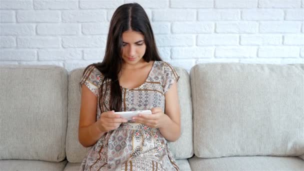 Atraente Jovem Reação Positiva Enquanto Assiste Algo Seu Telefone Casa — Vídeo de Stock