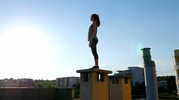 Jonge Vrouw Het Maken Van Yoga Vormen Het Dak Van — Stockvideo