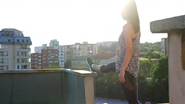 Kaukázusi Fitness Modell Képzés Nyújtás Tetőre Épület — Stock videók
