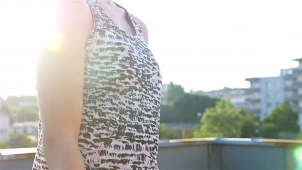 白人のフィットネス モデルの建物の屋根でダンベル運動 — ストック動画