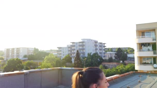 Kaukázusi Fitness Modell Gyakorolja Súlyzó Tető Épület — Stock videók