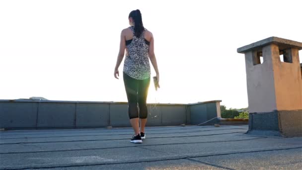 Caucasian Fitness Model Training Jump Roping Roof Building — Stock Video