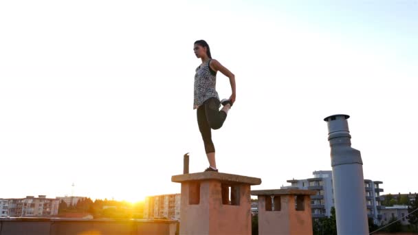Kaukasisches Fitnessmodel Training Und Stretching Auf Dem Dach Eines Gebäudes — Stockvideo