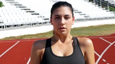 Parça koşucu kız kadın başlangıç çizgisine, 4 k çalıştırmak için hazırlanma