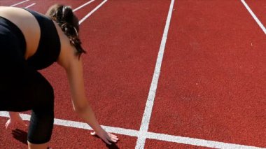 Parça koşucu kız kadın başlangıç çizgisine, 4 k çalıştırmak için hazırlanma
