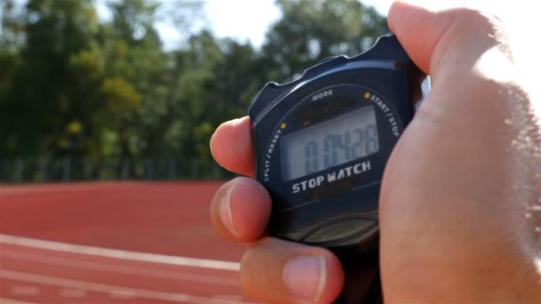 Stopwatch Hand Vrouwelijke Atleet Van Loper Stadion — Stockvideo