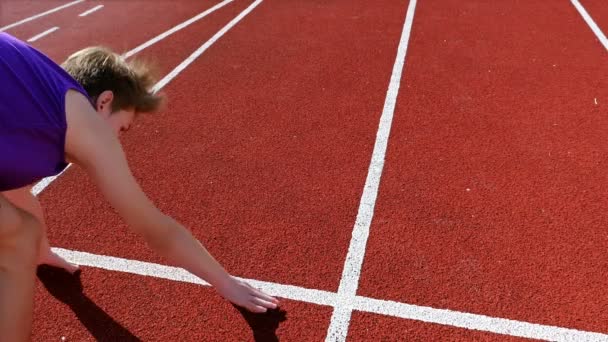 Spår Runner Pojke Tonåringen Förbereder Sig För Att Köra Startlinjen — Stockvideo