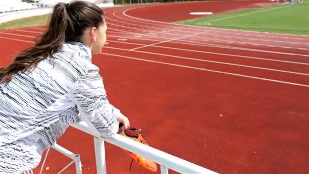 Pista Corridore Donna Ragazza Scarpe Mano Guardando Stadio — Video Stock