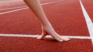 Ayrıntı izleme koşucunun putting eller başlangıç çizgisine kapatmak