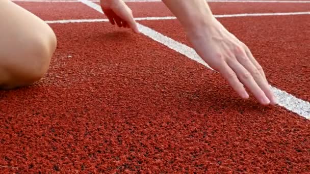 Nauwe Detail Voor Track Runner Handen Zetten Startlijn — Stockvideo