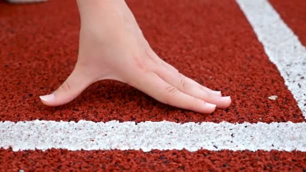 Nauwe Detail Voor Track Runner Handen Zetten Startlijn — Stockvideo