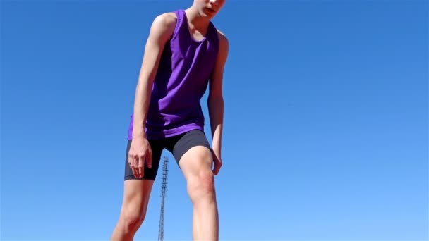 Low Angle View Track Runner Boy Teenager Starting Line — Stock Video