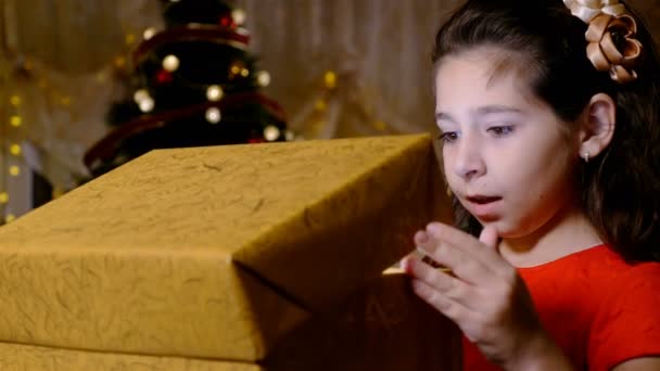 Χριστούγεννα Μαγικό Έννοια Κατάπληκτος Καυκάσιος Κοριτσάκι Ψάχνει Στο Μαγικό Χάρισμα — Αρχείο Βίντεο