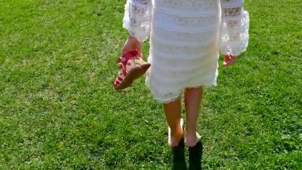 Menina Vestido Branco Pés Descalços Andando Sobre Campo Grama Verde — Vídeo de Stock