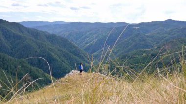 Kadın uzun yürüyüşe çıkan kimse doğal hayatı kutlamanın kız doğa manzara zevk tatil seyahat macera, 4 k günbatımı manzaraya bakarak dağın zirvesinde