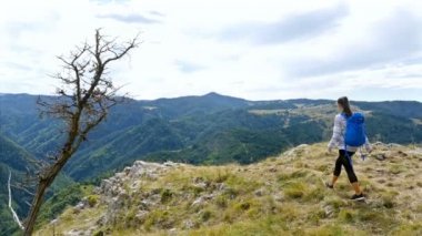 Günbatımı uzun yürüyüşe çıkan kimse hayat doğal Doğa kutluyor kız, dağın tepesinde hiking kadın düşük açılı manzara zevk tatil seyahat macera, 4 k