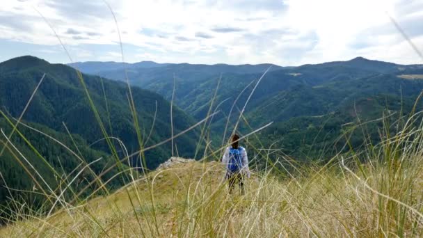 女性の人生の風光明媚な自然を祝うサンセット ハイカー女の子で山の頂上にハイキングのローアングル風景楽しむ休暇旅行の冒険 — ストック動画