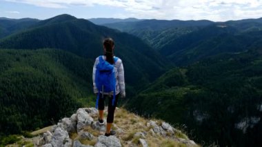 Kadın uzun yürüyüşe çıkan kimse doğal hayatı kutlamanın kız doğa manzara zevk tatil seyahat macera, 4 k günbatımı manzaraya bakarak dağın zirvesinde