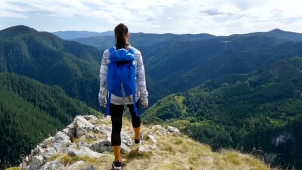 低角度的妇女徒步登山在山顶上日落徒步旅行女孩庆祝生活风景自然风景享受假期旅游冒险 — 图库视频影像