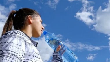 Kadın içme suyu günbatımı uzun yürüyüşe çıkan kimse hayat doğal Doğa kutluyor kız, dağın tepesinde görünümünü düşük açılı manzara zevk tatil seyahat macera, 4 k