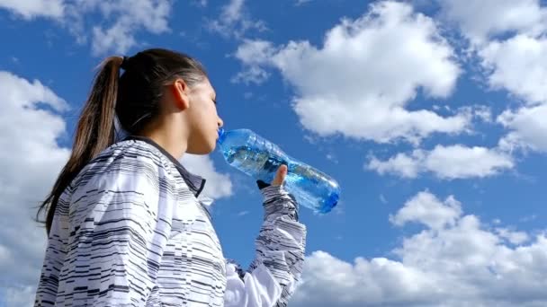 Baixo Ângulo Vista Mulher Bebendo Água Topo Montanha Sunset Hiker — Vídeo de Stock