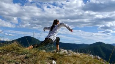 Kadın uzun yürüyüşe çıkan kimse doğal hayatı kutlamanın kız doğa manzara zevk tatil seyahat macera, 4 k günbatımı manzaraya germe dağın zirvesinde