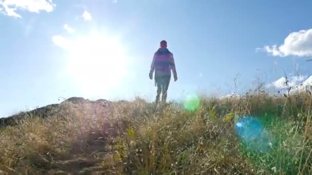人生の風光明媚な自然を祝うサンセット ハイカー女の子で山の上に女性のローアングル風景楽しむ休暇旅行の冒険 — ストック動画