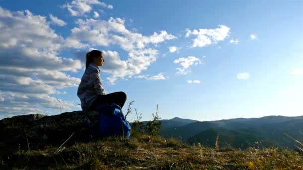 Mulher Relaxante Topo Montanha Sunset Hiker Girl Celebrando Vida Paisagem — Vídeo de Stock