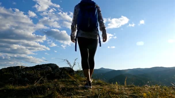 Angle Bas Femme Sommet Montagne Coucher Soleil Randonneur Fille Célébrant — Video