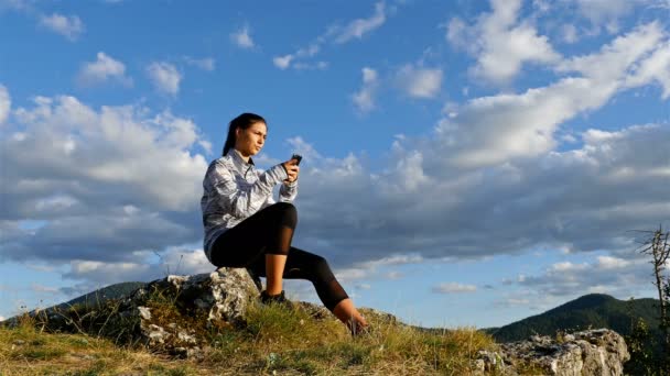 Žena Selfie Vrcholu Hory Při Západu Slunce Tramp Dívka Oslavující — Stock video